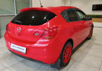 Подержанный автомобиль Opel Astra Hatchback 2011 года (4 фото)