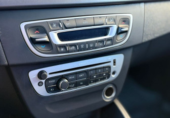 Подержанный автомобиль Renault Fluence 2014 года (13 фото)