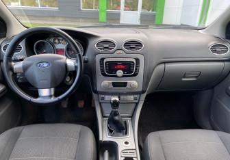 Подержанный автомобиль Ford Focus Hatchback 2010 года (12 фото)