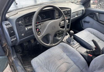 Подержанный автомобиль Opel Omega Sedan 1988 года (9 фото)