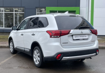 Подержанный автомобиль Mitsubishi Outlander 2018 года (7 фото)