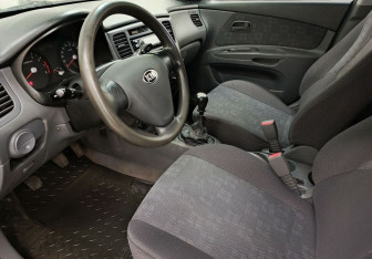 Подержанный автомобиль Kia Rio Hatchback 2005 года (10 фото)