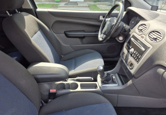 Подержанный автомобиль Ford Focus Hatchback 2007 года (10 фото)