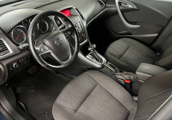 Подержанный автомобиль Opel Astra Hatchback 2013 года (10 фото)