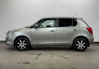 Подержанный автомобиль Skoda Fabia Hatchback 2011 года (8 фото)