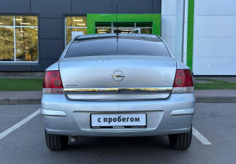 Подержанный автомобиль Opel Astra Sedan 2010 года (5 фото)