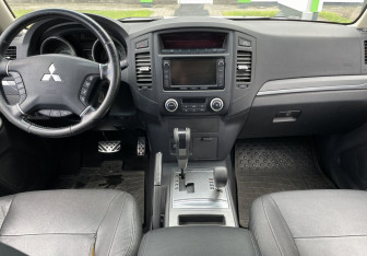 Подержанный автомобиль Mitsubishi Pajero 2014 года (9 фото)