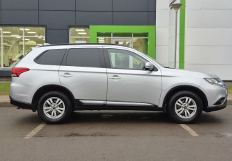Подержанный автомобиль Mitsubishi Outlander 2022 года (4 фото)