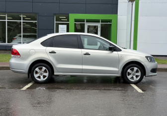 Подержанный автомобиль Volkswagen Polo Sedan 2013 года (4 фото)
