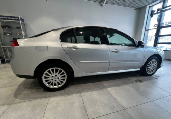 Подержанный автомобиль Renault Laguna Liftback 2008 года (8 фото)