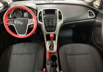 Подержанный автомобиль Opel Astra Hatchback 2011 года (8 фото)