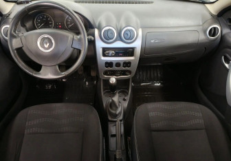 Подержанный автомобиль Renault Sandero 2012 года (10 фото)