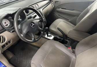 Подержанный автомобиль Mitsubishi Outlander 2005 года (10 фото)