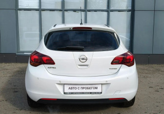 Подержанный автомобиль Opel Astra Hatchback 2011 года (7 фото)