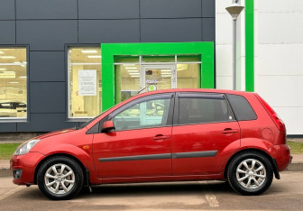 Подержанный автомобиль Ford Fiesta Hatchback 2007 года (8 фото)