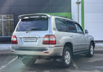 Подержанный автомобиль Toyota Land Cruiser Suv 2006 года (5 фото)