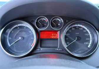 Подержанный автомобиль Peugeot 308 Hatchback 2012 года (12 фото)