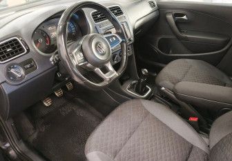 Подержанный автомобиль Volkswagen Polo Sedan 2018 года (9 фото)