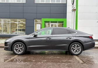 Подержанный автомобиль Hyundai Sonata 2020 года (8 фото)
