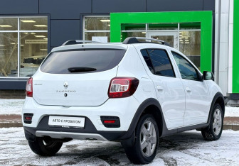 Подержанный автомобиль Renault Sandero 2018 года (5 фото)