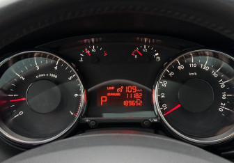 Подержанный автомобиль Peugeot 3008 2011 года (12 фото)
