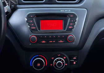 Подержанный автомобиль Kia Rio Sedan 2013 года (14 фото)