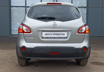 Подержанный автомобиль Nissan Qashqai+2 2011 года (7 фото)