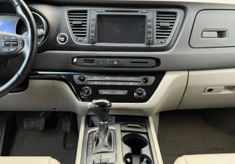 Подержанный автомобиль Kia Carnival 2015 года (13 фото)