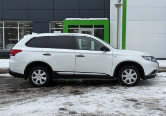 Подержанный автомобиль Mitsubishi Outlander 2018 года (4 фото)