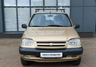 Подержанный автомобиль Chevrolet Niva 2004 года (8 фото)