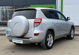 Подержанный автомобиль Toyota RAV4 2010 года (5 фото)