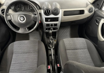 Подержанный автомобиль Renault Logan Sedan 2010 года (9 фото)