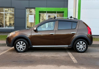 Подержанный автомобиль Renault Sandero 2013 года (8 фото)