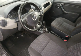 Подержанный автомобиль Renault Logan Sedan 2011 года (10 фото)
