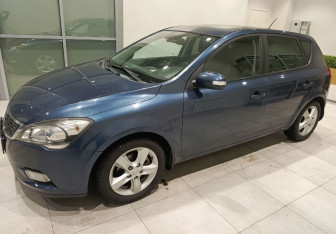 Подержанный автомобиль Kia Ceed Hatchback 2011 года (10 фото)