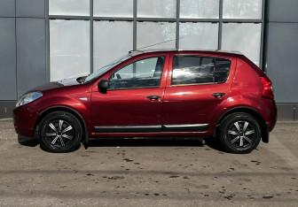 Подержанный автомобиль Renault Sandero 2011 года (7 фото)