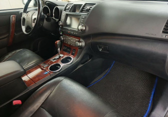 Подержанный автомобиль Toyota Highlander 2011 года (12 фото)