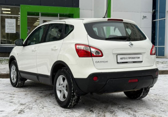 Подержанный автомобиль Nissan Qashqai 2010 года (7 фото)