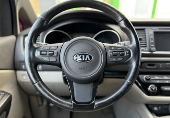 Подержанный автомобиль Kia Carnival 2015 года (14 фото)