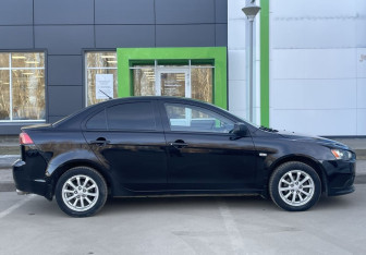 Подержанный автомобиль Mitsubishi Lancer Sedan 2011 года (4 фото)
