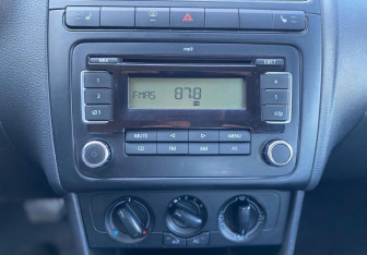 Подержанный автомобиль Volkswagen Polo Sedan 2011 года (13 фото)