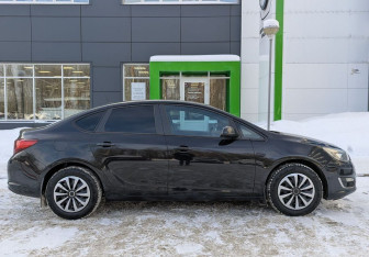 Подержанный автомобиль Opel Astra Sedan 2012 года (4 фото)