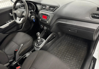 Подержанный автомобиль Kia Rio Hatchback 2013 года (11 фото)