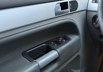 Подержанный автомобиль Volkswagen Touareg 2004 года (15 фото)