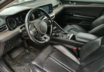 Подержанный автомобиль Kia K5 2021 года (10 фото)