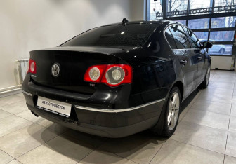 Подержанный автомобиль Volkswagen Passat Sedan 2010 года (5 фото)