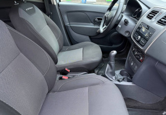 Подержанный автомобиль Renault Sandero 2020 года (10 фото)