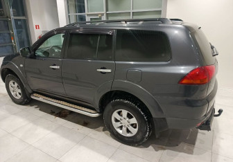 Подержанный автомобиль Mitsubishi Pajero Sport 2010 года (9 фото)