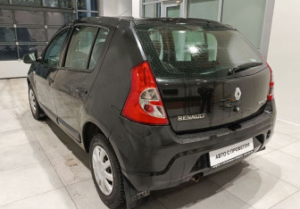 Подержанный автомобиль Renault Sandero 2012 года (7 фото)