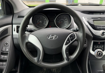 Подержанный автомобиль Hyundai Elantra Sedan 2010 года (12 фото)